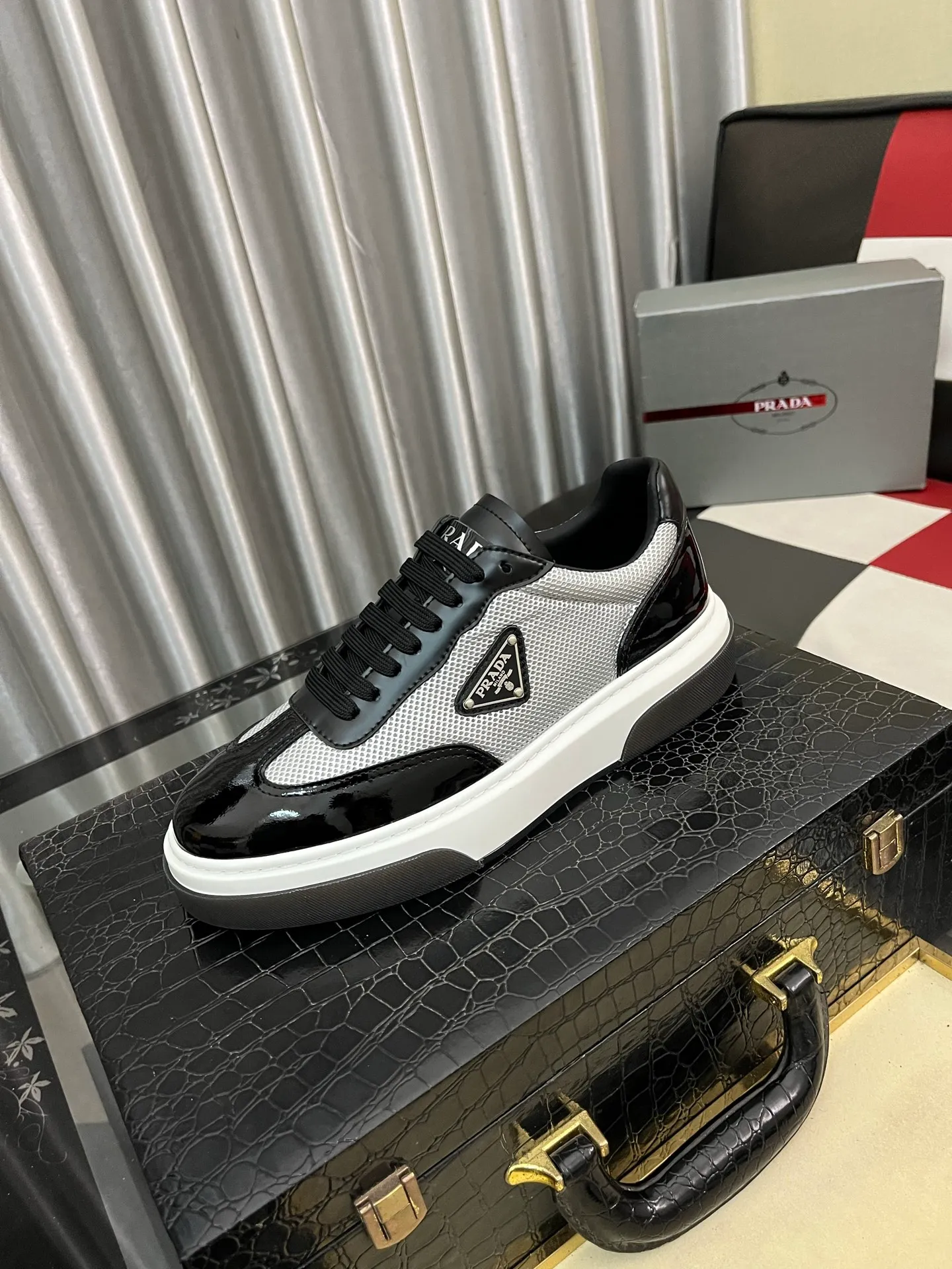 Men's shoes 💰: 560⌚️⌚️[PRADA] Prada casual shoes, originally developed 1:1, made of high-mercerized cowhide with imported cowhide, silk sheepskin lining, rubber outsole, comfortable and soft on the foot, size: 38-442️⃣Colors available
